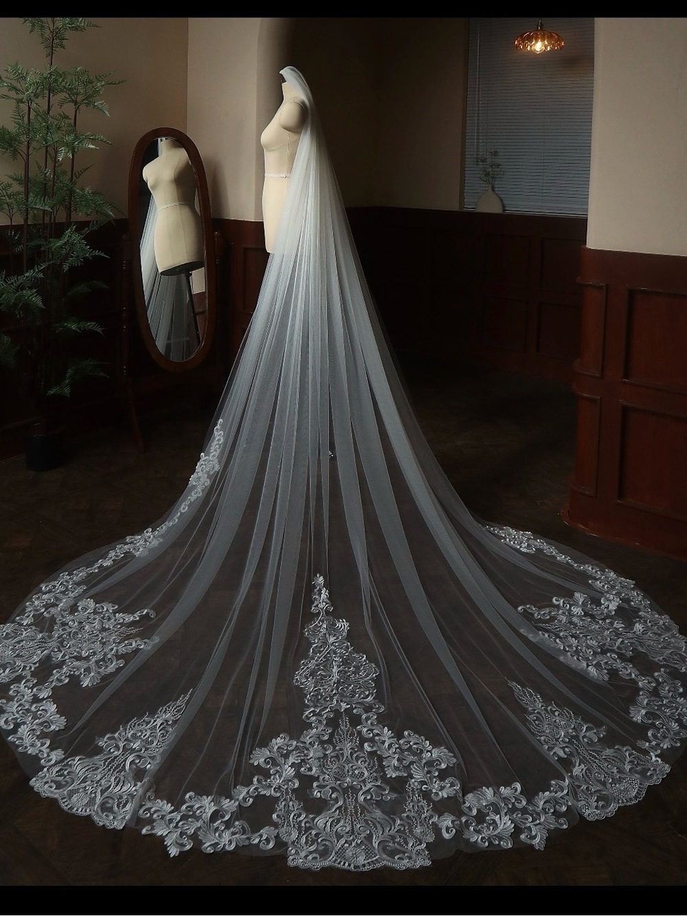 Elegant White Bridal Veil with Lace Appliqué - Classic Wedding Veil